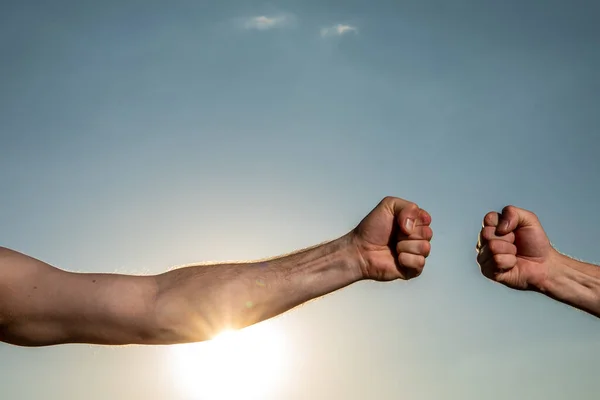 Ayudando Mano Dos Manos Extendiéndose Una Otra Contra Cielo Azul — Foto de Stock