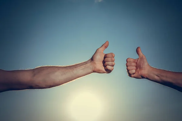 Ayudando Mano Dos Manos Extendiéndose Una Otra Contra Cielo Azul — Foto de Stock