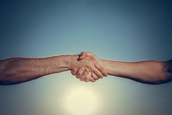 Ayudando Mano Dos Manos Extendiéndose Una Otra Contra Cielo Azul — Foto de Stock