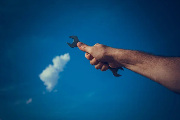 Hand Hält Großen Schraubenschlüssel Den Blauen Himmel Labours Day Oder — Stockfoto