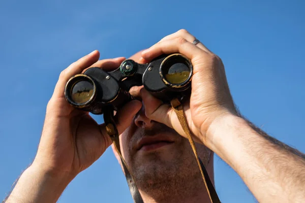 Close Image Bald Man Hand Holding Looking Watching Using Binoculars — Stock Photo, Image