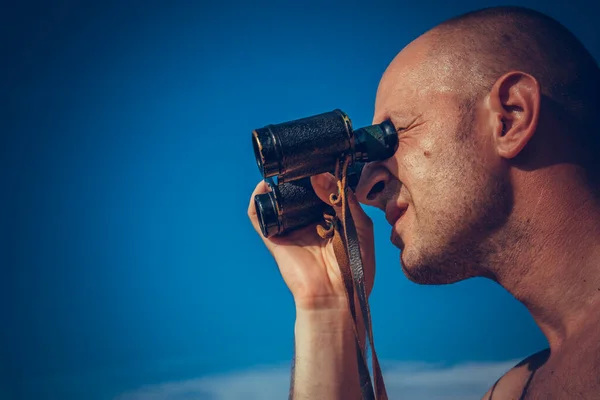 Mavi Bulutlu Gökyüzünde Dürbünle Kel Adamın Ele Tutuşunu Bakışını Kapat — Stok fotoğraf