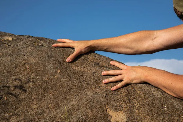 Rock Alpinista Ręce Uchwyt Tle Niebieskiego Nieba — Zdjęcie stockowe