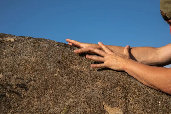 Rock Alpinista Ręce Uchwyt Tle Niebieskiego Nieba — Zdjęcie stockowe