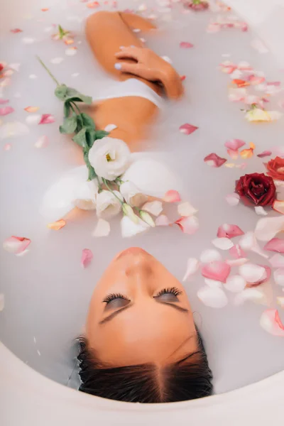 Mujer Spa Lujo Elegante Ojos Glamour Chica Con Piel Seda —  Fotos de Stock