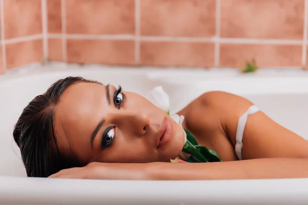 Luxus Spa Elegáns Szemek Csillogás Lány Selyem Bőr Szórakozás Feküdt — Stock Fotó