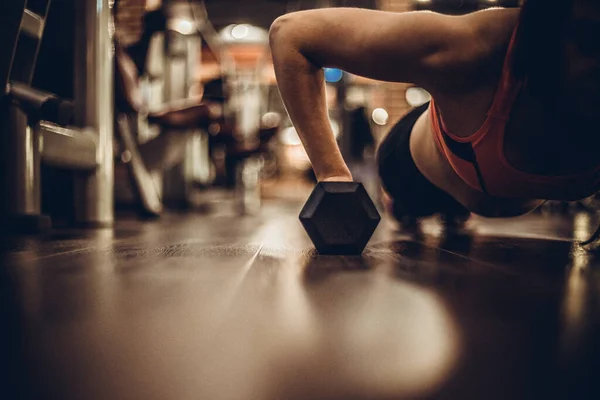 Fitte Junge Frau Beim Liegestütztraining Mit Kurzhanteln Fitnessstudio — Stockfoto