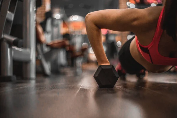 Fitte Junge Frau Beim Liegestütztraining Mit Kurzhanteln Fitnessstudio — Stockfoto