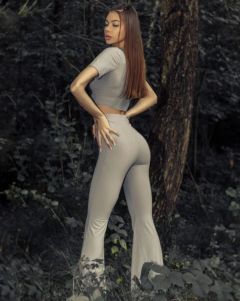 Gyönyörű Szexi Barna Lány Pózol Egy Napos Nyári Napon Erdőben — Stock Fotó