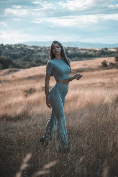 Chica Belleza Aire Libre Disfrutando Naturaleza Bonito Modelo Vestido Gris —  Fotos de Stock