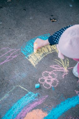 Çocuk asfalta tebeşirle Ukrayna bayrağı çekiyor. Seçici odaklanma. Onlar savaş istemiyor. Ukraynalı mülteciler.