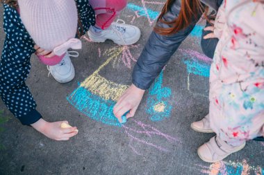 Çocuk asfalta tebeşirle Ukrayna bayrağı çekiyor. Seçici odaklanma. Onlar savaş istemiyor. Ukraynalı mülteciler.