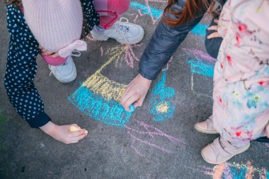 Çocuk asfalta tebeşirle Ukrayna bayrağı çekiyor. Seçici odaklanma. Onlar savaş istemiyor. Ukraynalı mülteciler.