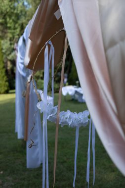 Düğün süslemeleri. Minik vazolar ve tavandan sarkan çiçek buketleri şeklinde orijinal düğün çiçekleri..