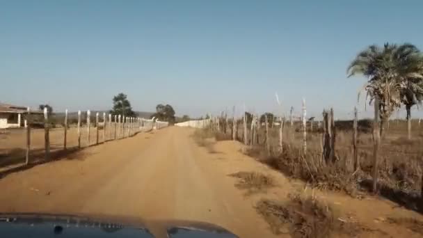 Pasando Coche Por Camino Tierra Con Cercas Blancas Granjas — Vídeo de stock