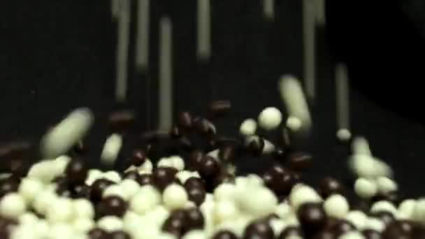 Маленькие Белые Коричневые Шоколадные Шарики Падающие Чёрный Фон — стоковое видео