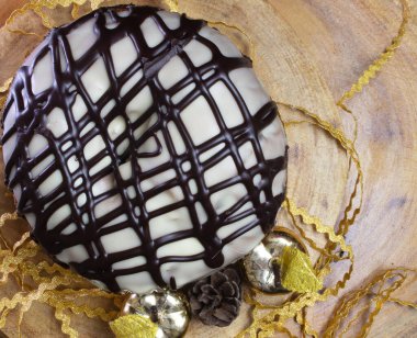 Panettone 'un Noel süsleriyle çevrili ahşap bir masanın üzerindeki üst görüntüsü.