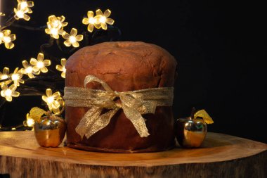 Panettone 'un etrafı küçük altın hediyelerle çevrili..