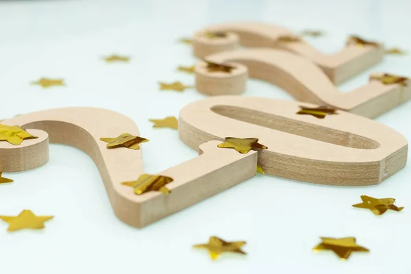 Holzschild 2022 Geschrieben Umgeben Von Goldenen Sternförmigen Ornamenten Stockbild
