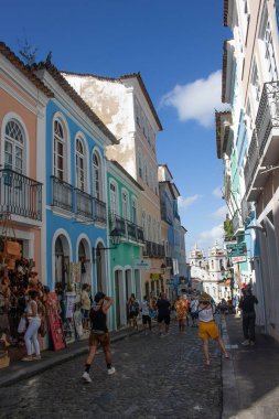 Sokak manzarası, renkli ev ve Pelourinho, Salvador, Bahia 'daki Rosario dos Pretos kilisesi.