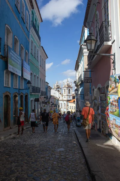 Sokak manzarası, renkli ev ve Pelourinho Salvador Bahia 'daki Rosario dos Pretos Kilisesi.