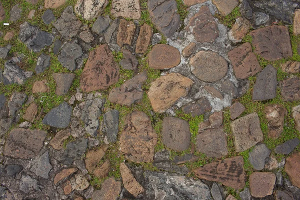 Textura Různých Hnědých Kamenů Popela Obklopených Trávou Cementem — Stock fotografie