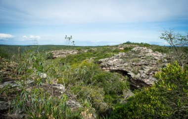 Kayalarla dolu kurak bir bölgenin güzel manzarası