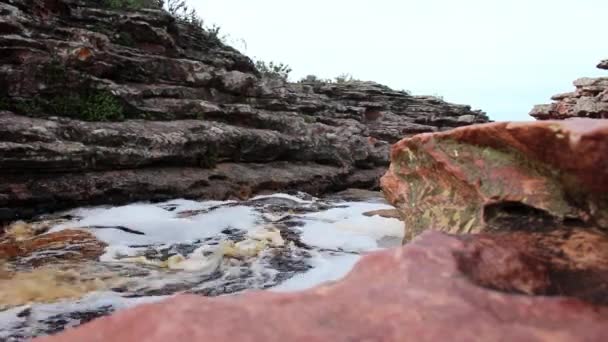 滝の岩の間を流れる川 — ストック動画