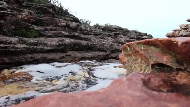 Stromende Rivier Tussen Rotsen Een Waterval — Stockvideo