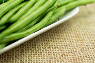 Masanın üzerinde beyaz bir kasede kapsül parçası