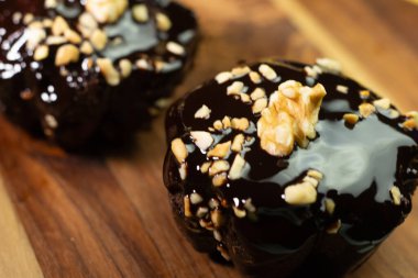 Tahta bir masada iki çikolatalı kek.