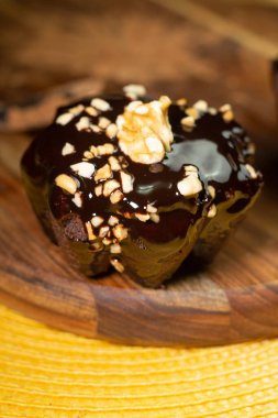 Tahta bir masada çikolatalı brownie.