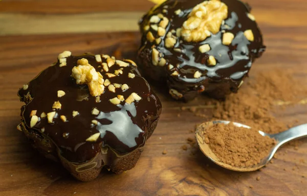 Zwei Schokoladenbrownies Auf Einem Holztisch Neben Einem Löffel Schokoladenpuder — Stockfoto