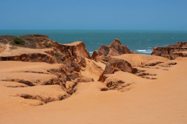 Renkli kumları olan güzel bir kumsal manzarası
