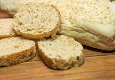 Üç ekmeğin saman masasında süper yakınlaşması