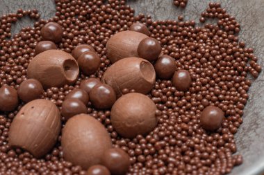 Farklı çikolata topları.