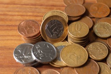 Brezilya gerçek para biriminin birkaç kopyası ahşap masanın altında.