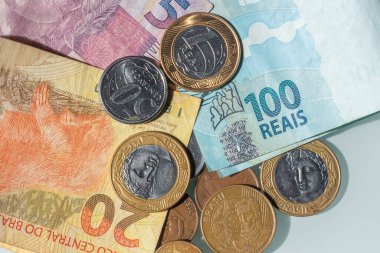Brezilya paralarının ve banknotlarının birkaç kopyasının üst görünümü
