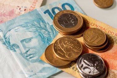 Brezilya paralarının ve banknotlarının birkaç kopyası