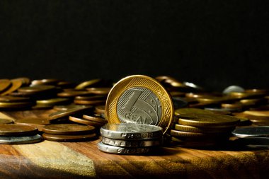 Siyah arkaplanlı paraların üzerine bir Brezilya parasının kopyası.