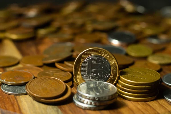 Siyah arka planı olan madeni paralar için çevrili Brezilya gerçek sikkelerinden birinin kopyası.