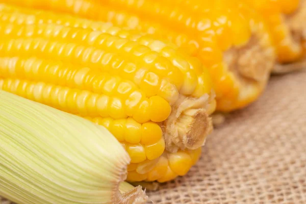 Mehrere Hühneraugen Einer Maisschale Auf Einem Tisch Gekocht — Stockfoto