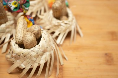 Brezilya ziyafeti Junina dekorasyonlarıyla dolu küçük hasır şapkalar.