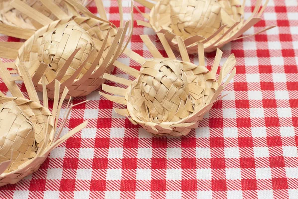 Brezilya parti hasır şapkaları damalı kumaş üzerinde