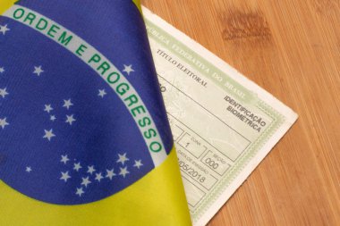 LAURO DE FREITAS, BRASİL - 21 Temmuz 2022: Brezilya seçmen unvanının yanında Brezilya bayrağı