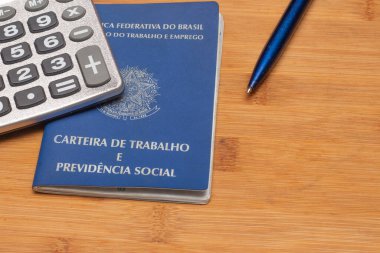 LAURO DE FREITAS, BRASİL - 21 Temmuz 2022: Brezilya iş belgesi ve bir hesap makinesi