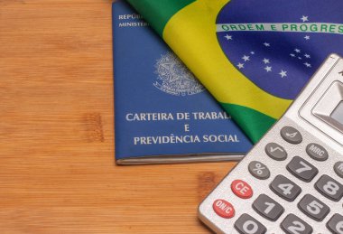 LAURO DE FREITAS, BRASİL - 21 Temmuz 2022: Brezilya bayrağı bir hesap makinesi ve Brezilya iş belgesinin yanında