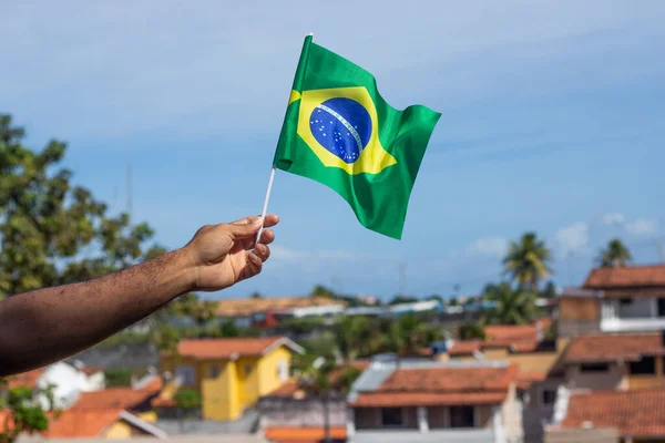 Man Holding Brazilian Flag Front Community — Fotografia de Stock