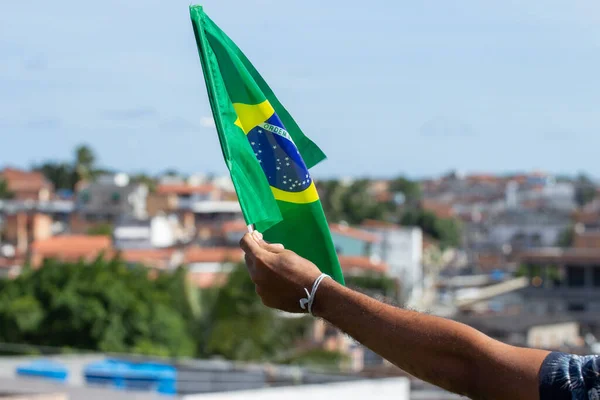 Man Holding Brazilian Flag Front Community — 스톡 사진