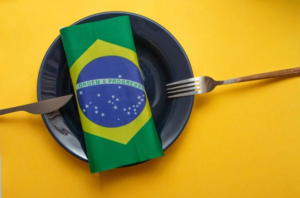 Пустая Тарелка Столовыми Приборами Бразильским Флагом — стоковое фото